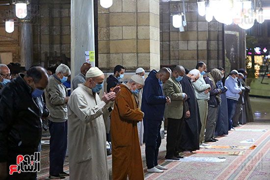 المصلون فى مسجد السيدة زينب