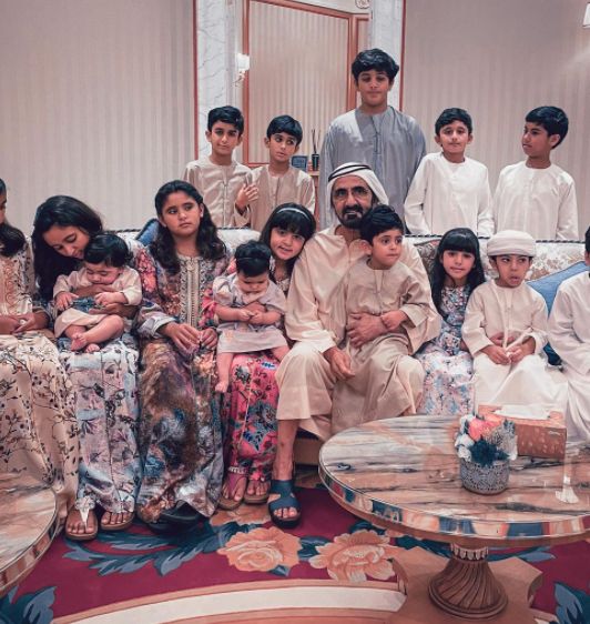 الشيخ محمد بن راشد مع أطفال عائلته
