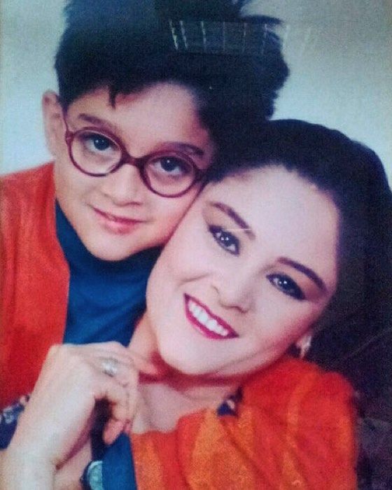 عمر خورشيد فى مرحلة الطفولة مع والدته