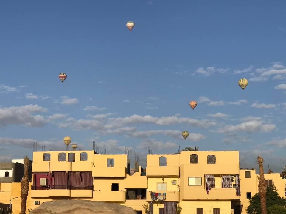 البالونات الطائرة أعلى منازل الأقصر