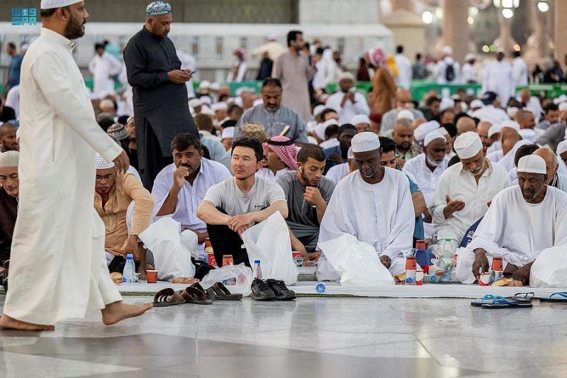 مشاهد توثق مشاعر زوار المسجد النبوي قبيل وداع شهر رمضان - المواطن