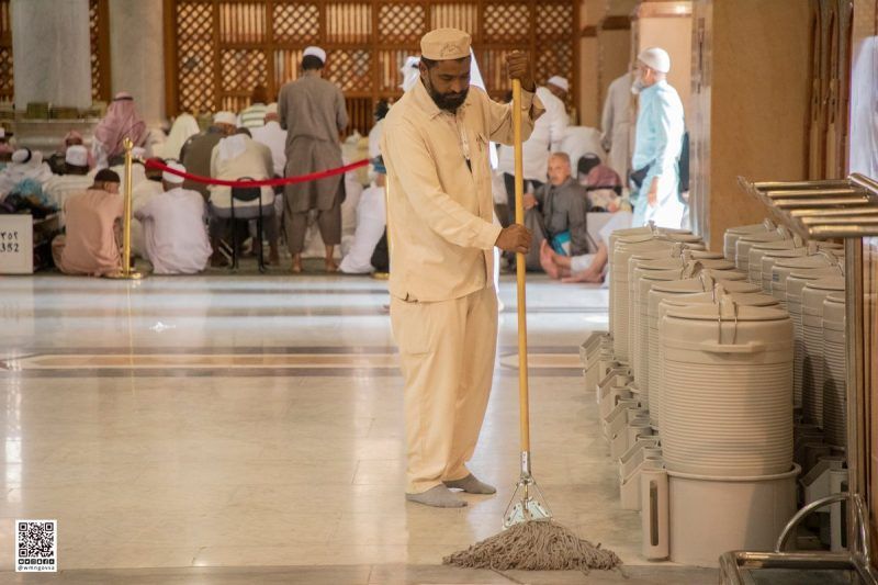 عاملون في المسجد النبوي جمعوا بين شرف المكان والخدمة في أطهر البقاع - المواطن