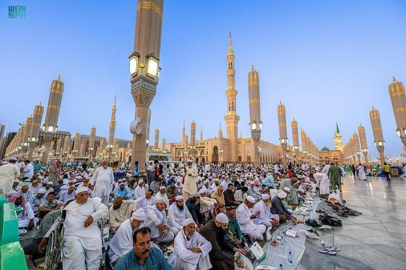 مشاههد توثق مشاعر زوار المسجد النبوي قبيل وداع شهر رمضان