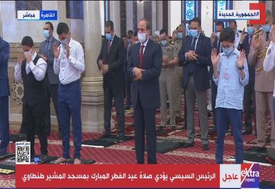 الرئيس السيسي يؤدى صلاة العيد بمسجد المشير (1)