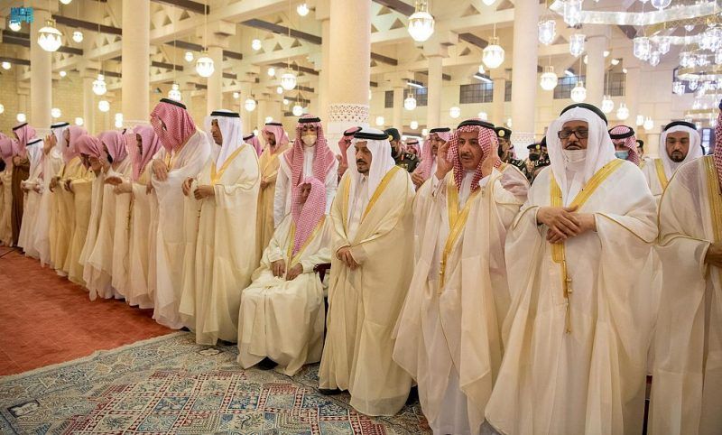 الجوامع والمساجد والساحات تكتظ بالمصلين لأداء صلاة عيد الفطر - المواطن