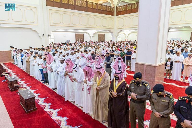 الجوامع والمساجد والساحات تكتظ بالمصلين لأداء صلاة عيد الفطر - المواطن