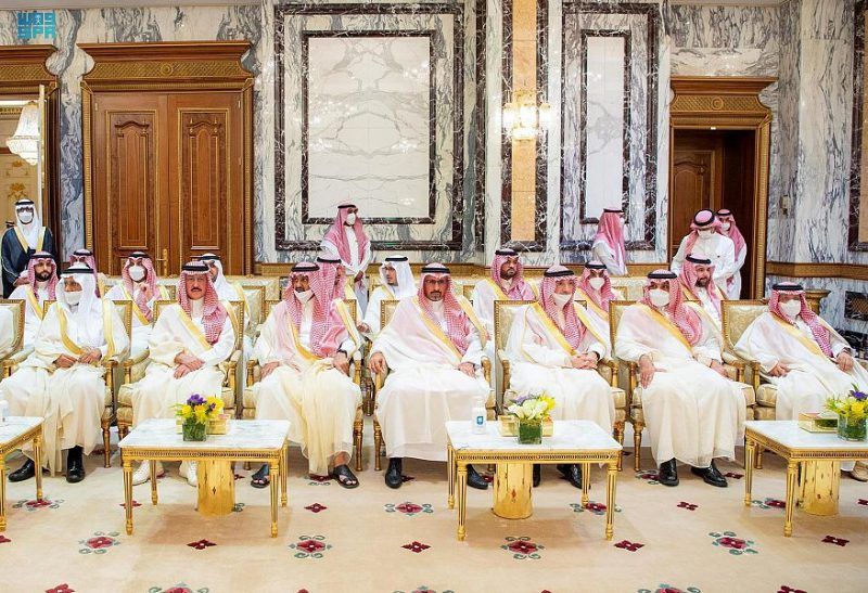 لقطات من أداء الملك سلمان صلاة عيد الفطر واستقبال الأمراء والعلماء وكبار المسؤولين - المواطن