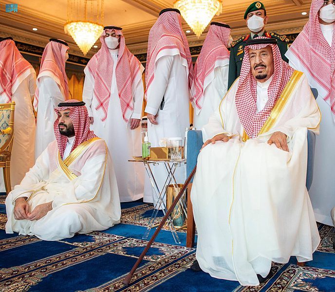 لقطات من أداء الملك سلمان صلاة عيد الفطر واستقبال الأمراء والعلماء وكبار المسؤولين - المواطن