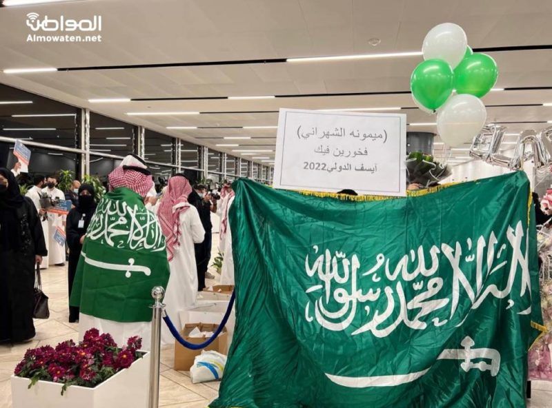 لافتات التهنئة والفخر تستقبل الطلاب الفائزين في آيسف بمطار الملك خالد - المواطن