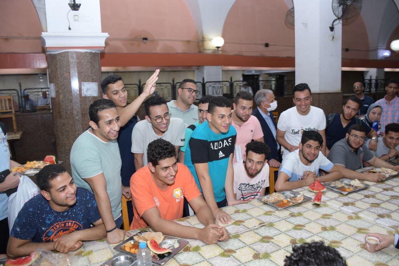 الخشت يشارك طلاب المدن فى مأدبة غداء (3)