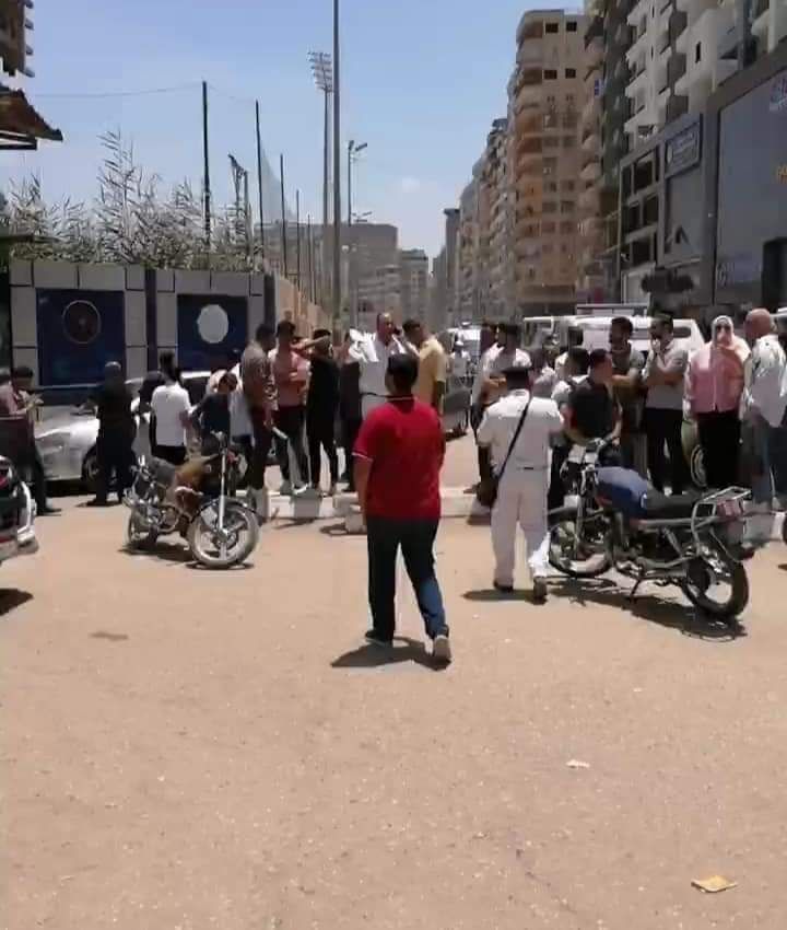 تجمع المواطنين في موقع الحادث