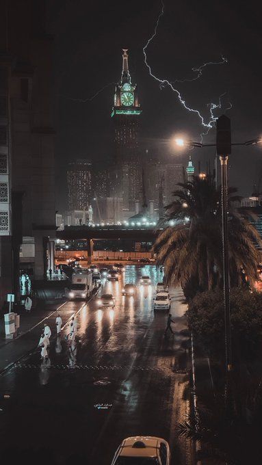 مكة الآن .. أمطار وبرق يضيء سماء أطهر البقاع - المواطن
