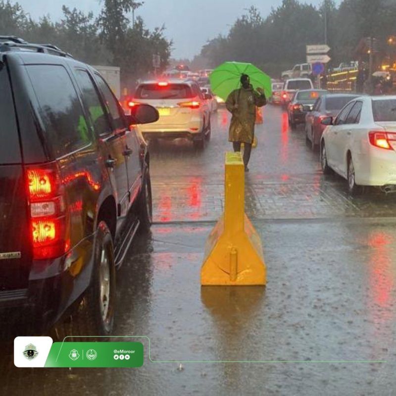 لقطات لجهود المرور لتيسير الحركة في أماكن الأمطار - المواطن