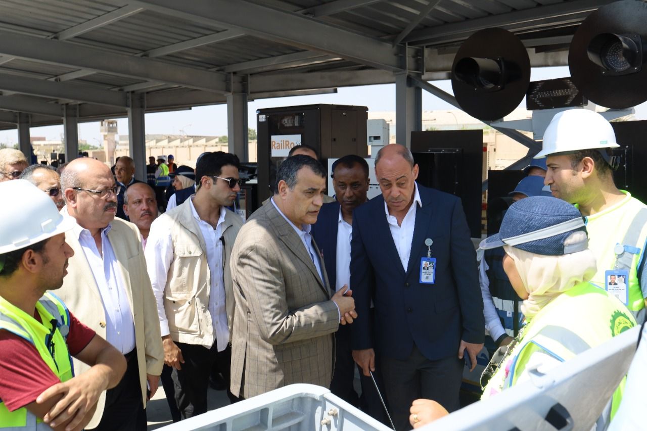 وزير الدولة للإنتاج الحربي يتفقد شركة حلوان لمحركات الديزل (2)