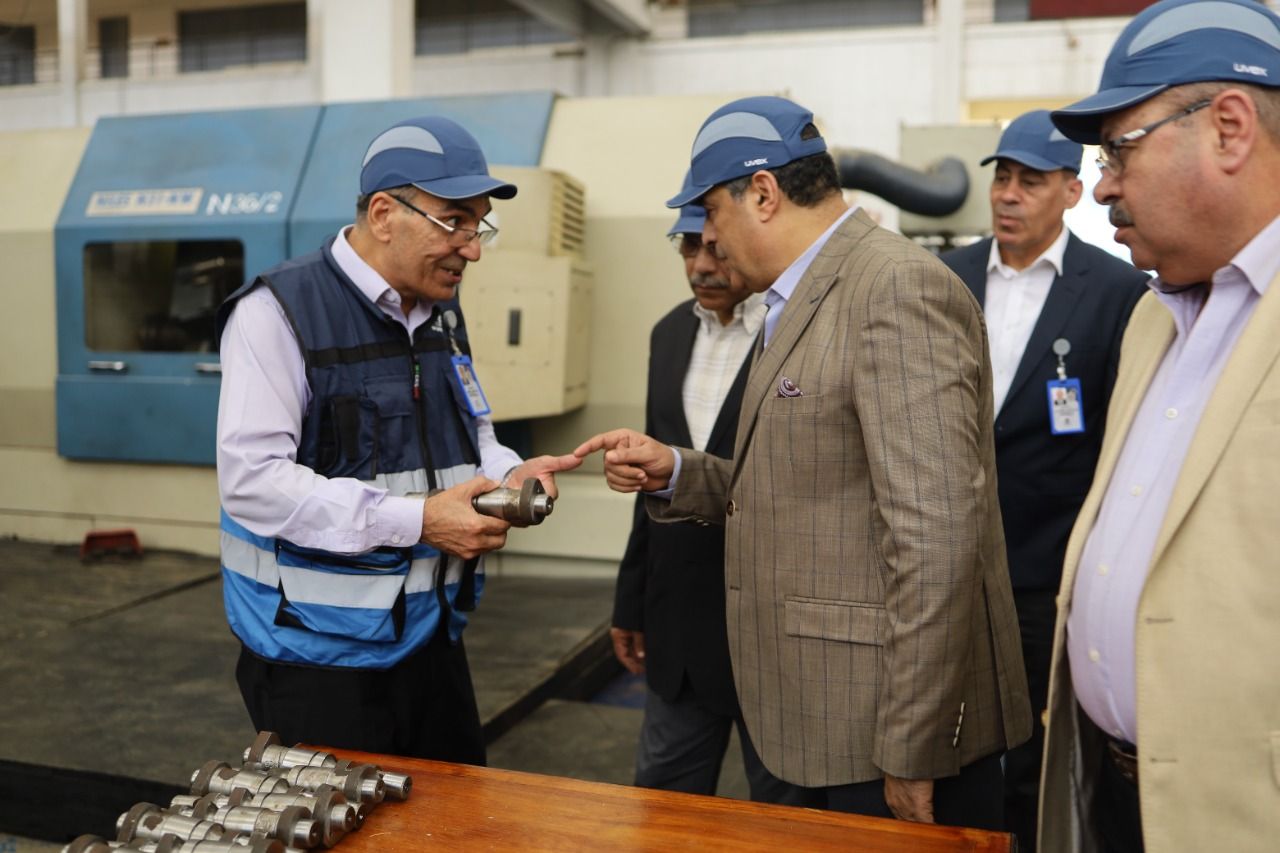 وزير الدولة للإنتاج الحربي يتفقد شركة حلوان لمحركات الديزل (1)