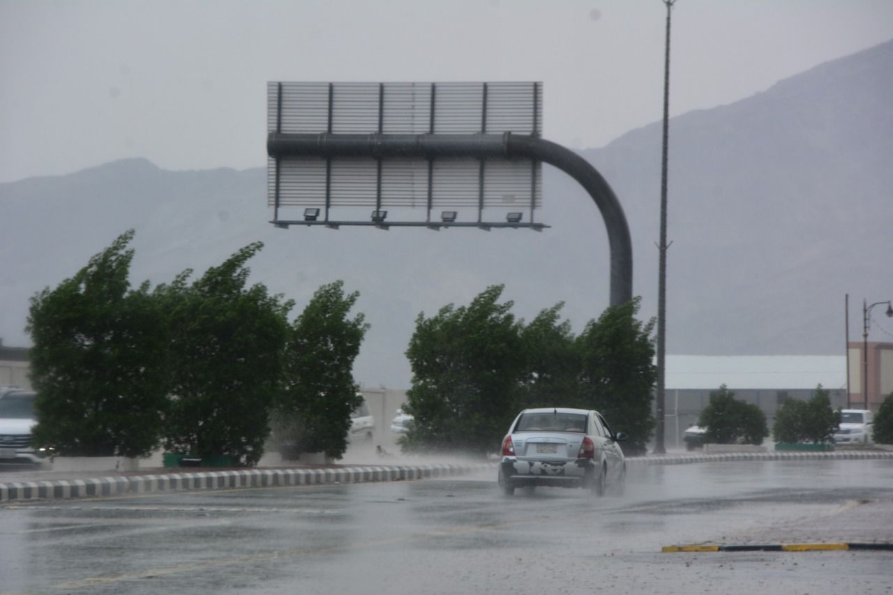 أمطار رعدية غزيرة وبرد وسيول على 7 مناطق
