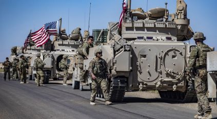 لحظة عبور 40 شاحنة معدات وذخائر أمريكية من العراق لسوريا