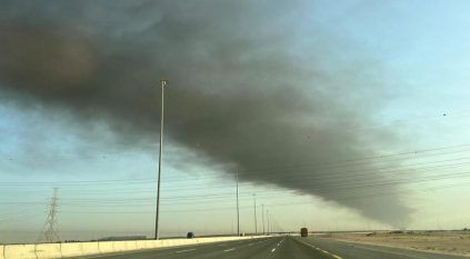 دخان كثيف يغطي طريق الساحل الدولي