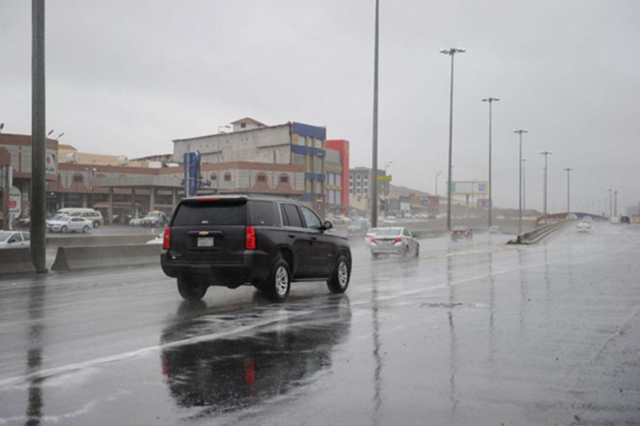 أمطار رعدية غزيرة وسيول وبرد على 7 مناطق