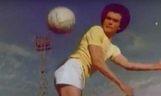 على غرار أونكل زيزو.. لاعب يمرر الكرة بطريقة كوميدية في دوري مراكز الشباب | فيديو