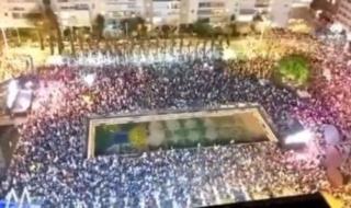 أوقفوا
      سفك
      الدماء..
      شاهد
      مظاهرات
      فى
      تل
      أبيب
      تطالب
      بوقف
      الحرب
      وإعادة
      المحتجزين