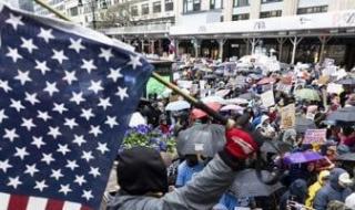 آلاف
      الأمريكيين
      يتظاهرون
      ضد
      سياسات
      ترامب
      فى
      شيكاغو..
      فيديو