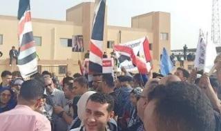المصريون
      فى
      وقفتهم
      بالعريش
      ينددون
      بعدوان
      الاحتلال
      ويرفضون
      التهجير..
      صور