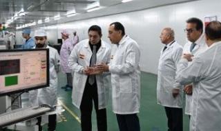 رئيس
      الوزراء
      يقوم
      بجولة
      فى
      مشروع
      تصنيع
      أجهزة
      شاشات
      التليفزيون
      والهواتف
      بمصنع
      "صافي
      جروب"