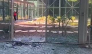تحطم
      صالة
      الوصول
      في
      مطار
      رامون
      الإسرائيلي
      بسبب
      قصفه
      من
      اليمن..
      صور