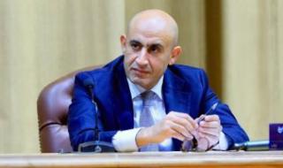 وزير
      التعليم
      يصدر
      قرارا
      بشأن
      تطبيق
      نظام
      الدراسة
      والتقييم
      لطلاب
      الثانوية