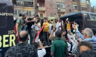 فرحة
      المتحف
      الكبير
      تملأ
      شوارع
      فيصل..
      أعلام
      وباصات
      احتفالية
      تجوب
      الشوارع