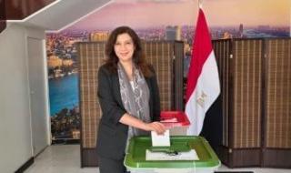 سفيرة
      مصر
      بالبحرين
      تدلى
      بصوتها
      فى
      انتخابات
      مجلس
      النواب