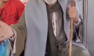 وضعت
      ساقاً
      على
      أخرى
      فعنفها
      أمام
      الجميع..
      فيديو
      "مُسن
      المترو"
      يثير
      الجدل