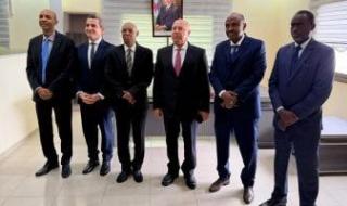 كامل
      الوزير
      يعقد
      سلسلة
      من
      اللقاءات
      مع
      حكومة
      جيبوتي
      لتعزيز
      التعاون
      الاستثماري