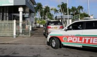 أطفاله
      وجيرانه..
      رجل
      يقتل
      9
      أشخاص
      طعنا
      فى
      سورينام
      شمال
      أمريكا
      الجنوبية