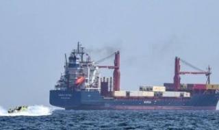 الجيش
      الأمريكي:
      قواتنا
      عطلت
      سفينة
      بخليج
      عمان
      حاولت
      انتهاك
      الحصار
      البحري