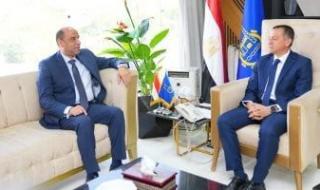 وزير
      العمل
      خلال
      جولته
      بأسوان
      يعلن
      بدء
      صرف
      إعانات
      الحوادث
      بقيمة
      300
      ألف
      جنيه