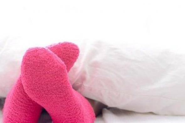 لـ 5 أسباب .. دراسة تحذر من ارتداء الجوارب أثناء النوم