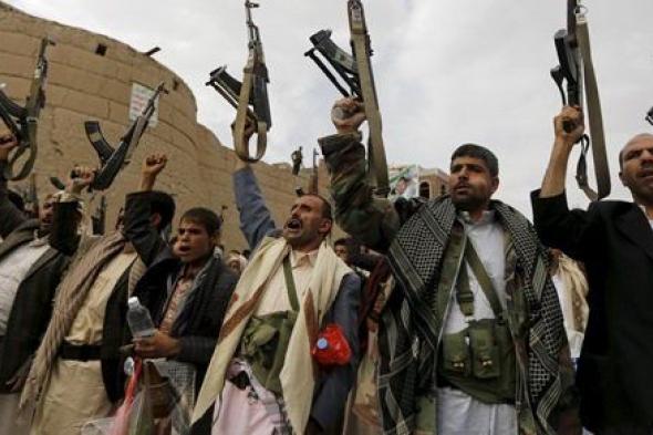 بعد رفعها من قوائم الإرهاب.. ميليشيا الحوثي تتحدى أمريكا وتقصف مخيمات النازحين