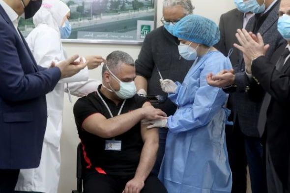 بعد ضجة كبيرة في لبنان... وزير الصحة يعلق على أزمة "تلقيح النواب"