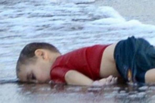 صور جثته صدمت العالم .. بابا الفاتيكان يقابل والد الطفل آلان الكردي في ليلته الأخيرة بالعراق