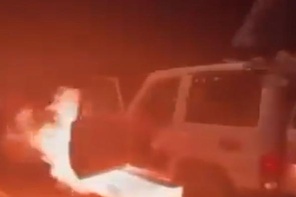 بالفيديو: حريق مفاجئ يندلع في سيارة باحتفالات اليوم الوطني.. ومواطنون يهرعون لإطفائها