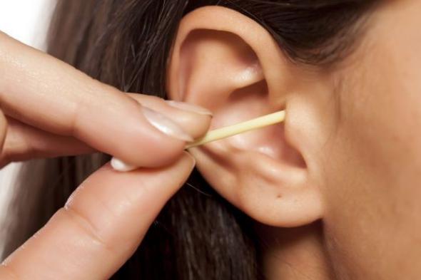 تقرير يكشف مخاطر يسببها استخدام المسحات القطنية لتنظيف الأذن