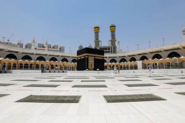 ‏فرش الساحة الغربية في ‎المسجد الحرام وسط إجراءات وقائية مشددة