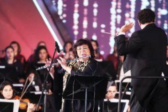 وزيرة الثقافة تعزف على آلة الفلوت من مؤلفات جمال سلامة فى افتتاح مهرجان الموسيقى