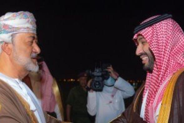سلطان عمان يستقبل ولي العهد السعودي في المطار الخاص