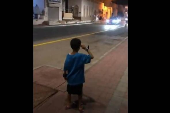 بالفيديو.. طفل عماني يقدم التحية العسكرية عند مرور موكب ولي العهد خلال زيارته للسلطنة