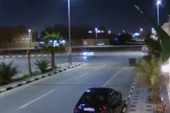 بالفيديو.. 3 مركبات يمارسون التفحيط في شارع رئيسي.. و«المرور» يتدخل