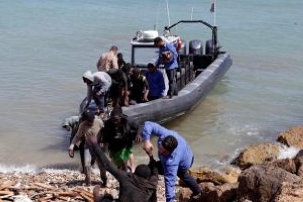 الجيش التونسى ينتشل 6 جثث وينقذ 34 مهاجرا غير شرعى بعد تحطم مركبهم