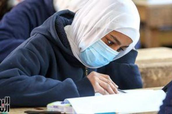 طلاب النقل الثانوى الأزهرى يؤدون امتحانات اللغة الأجنبية الأولى والإنشاء